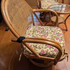 籐の椅子2個、テーブルセットの画像