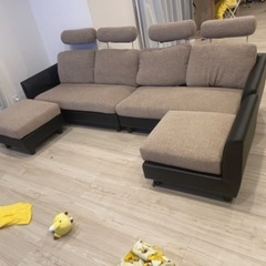 22日か23日の午前中の引き取り限定。ソファー　大人数用　使用年数1年半年の画像