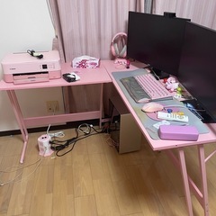 ピンクゲーミングデスクの画像