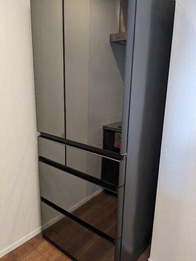 鏡面でおしゃれな６ドア冷蔵庫、自動製氷機能あり