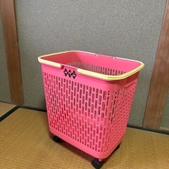 【受け渡し決定】キャスター付きプラスチックかご