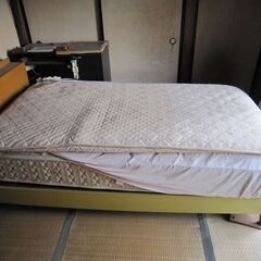 ベッド　さしあげます。