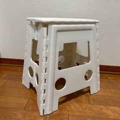 折りたたみステップ　高いところの作業に