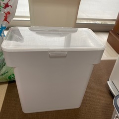 猫砂、猫クッション、猫餌入れ、猫ゴミ箱の画像