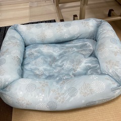 猫砂、猫クッション、猫餌入れ、猫ゴミ箱の画像