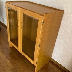 オーダーガラス扉キャビネットの画像