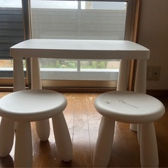 テーブルと椅子セット