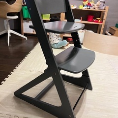 子供用の椅子　グレーの画像