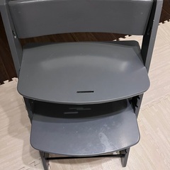 子供用の椅子　グレーの画像