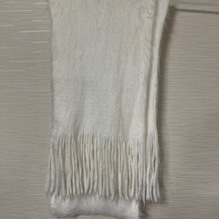 ★マフラー　白　数回着用　とてもなめらかな肌触り　
目立つ汚れナシ★