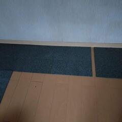 お話中　タイルカーペットの画像