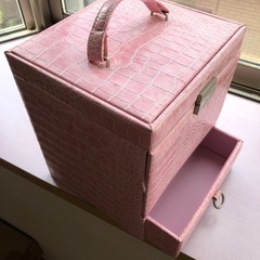 化粧品を入れるワニ柄BOX