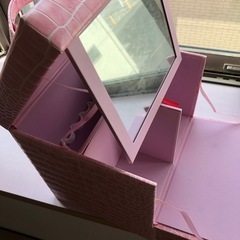 化粧品を入れるワニ柄BOXの画像