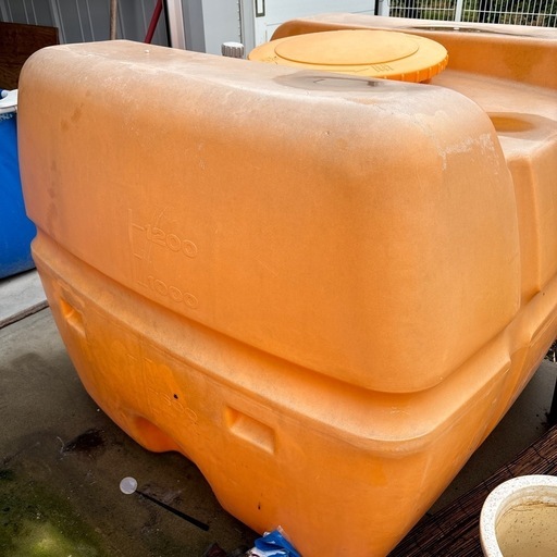 貯水タンク　1200リッター