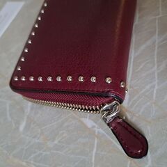 COACH　バーガンディースタッズ　長財布の画像