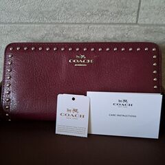 COACH　バーガンディースタッズ　長財布の画像