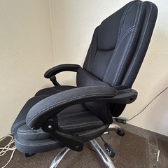 フットレスト付きのデスクチェア