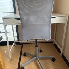 IKEA パソコンデスクの画像