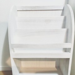 【値下げしました】アンティーク調　絵本棚　ホワイトの画像