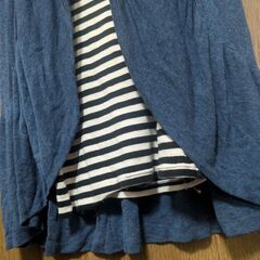 ブルーの半袖カーディガン＆ボーダーキャミソールの画像