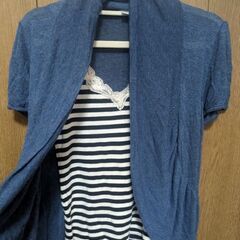 ブルーの半袖カーディガン＆ボーダーキャミソールの画像