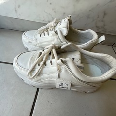 白スニーカー　サイズ23.5cmの画像