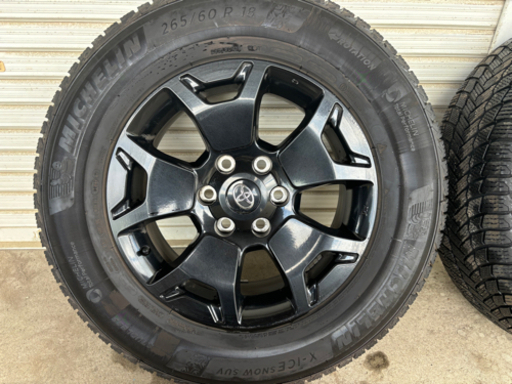 最終値下げハイラックスブラックラリーの純正ホイール、冬タイヤ付き