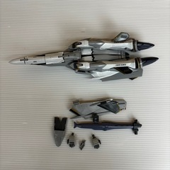 s0922617 BANDAI バンダイ マクロス フロンティア VF-25S 説明書付き パーツ部品あり プラモデル 人気 アニメ 限定シール付き 中古品の画像