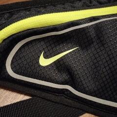 Nike ボディバッグ 黒・黄緑の画像