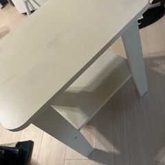 白　サイドテーブルの画像