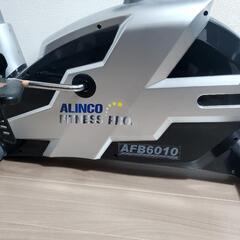 フィットネスバイクと腹筋マシンの画像