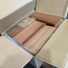 ウッドデッキ材　端材　段ボール詰め合わせ　庭具・DIY用　④の画像