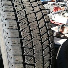 ブリヂストンスタッドレスタイヤ225-65 R 17　8分山の画像