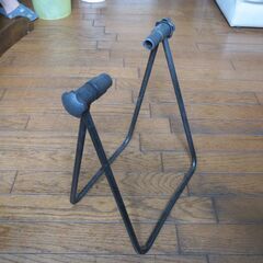自転車スタンド　横置きディスプレイスタンド　アクスル固定タイプ　三角スタンド　黒色の画像