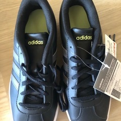 【未使用】adidasシューズ⭐︎23.5㎝の画像