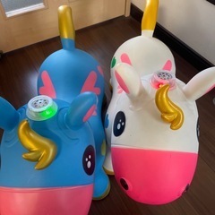 ゴムの馬の乗り物