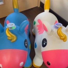 ゴムの馬の乗り物の画像
