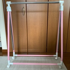 縦にも横にも伸縮！たたんで収納出来るパイプハンガー