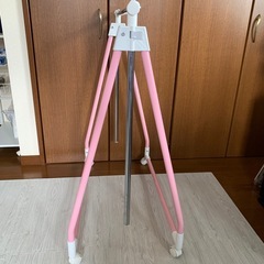 縦にも横にも伸縮！たたんで収納出来るパイプハンガーの画像