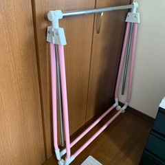 縦にも横にも伸縮！たたんで収納出来るパイプハンガーの画像
