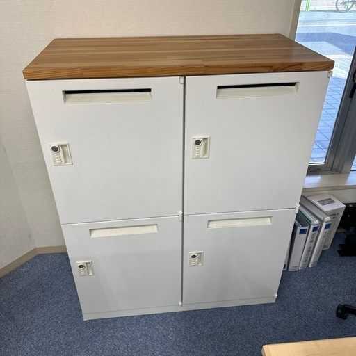 ダイヤルと鍵付き4名用ロッカー