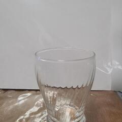 線の入ったグラスの画像