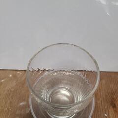 線の入ったグラスの画像