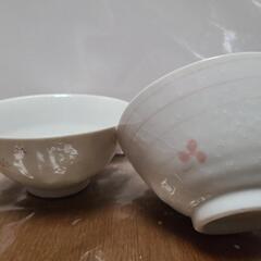 片方ずつ違う花柄の茶碗２セット