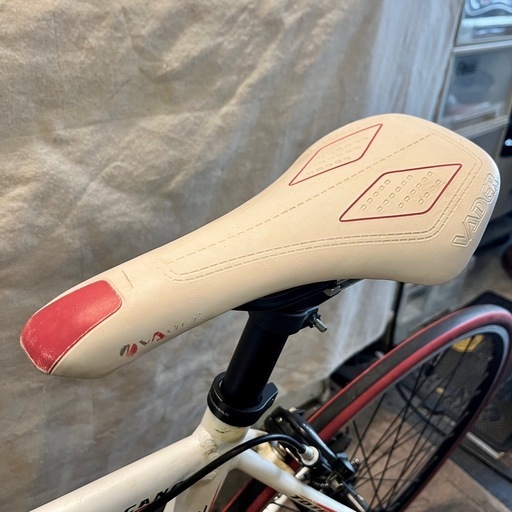 《売約済》【武蔵小山店】 自転車 ロードバイク 27インチ TOTEM GOLDEN WHEEL HURRICANE 変速  クロスバイク 白 700×23c QUANDO VADER