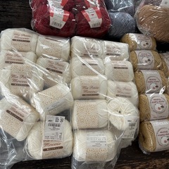 【決定】様々な毛糸と編み棒の画像