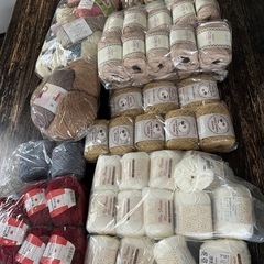 【決定】様々な毛糸と編み棒の画像