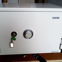 ＜受け渡し予定、決まりました＞耐火金庫小型3000円。取りに来ら...