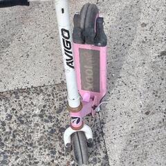 お話し中。キックボード３台の画像