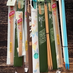 【決定】様々な毛糸と編み棒の画像